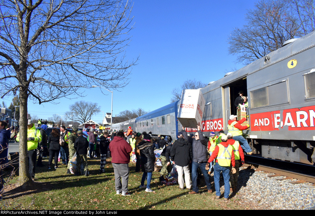 A healthy sized crowd next to the train